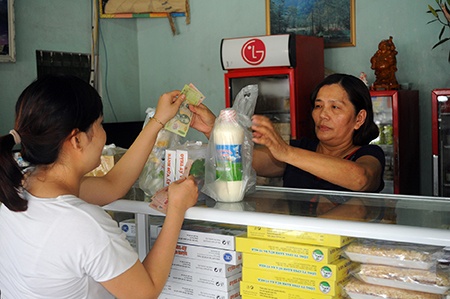 Mỗi khách hàng mua sữa đều được bà Thảo và nhân viên hướng dẫn kỹ càng cách bảo quản và sử dụng sữa tại nhà. 