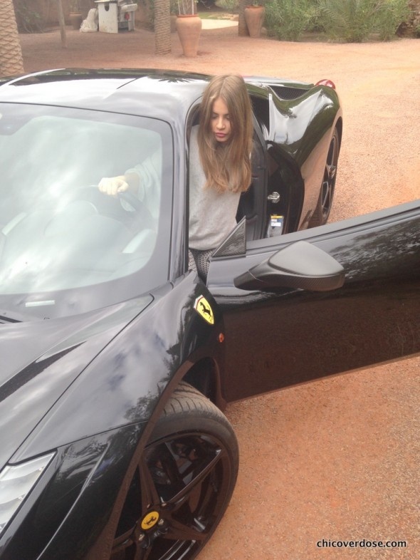 Trong nhiều tháng trước, người mẫu nóng bỏng Xenia Tchoumitcheva đã có nhiều bài đánh giá về xe hơi, mà chủ yếu là xe Ferrari.