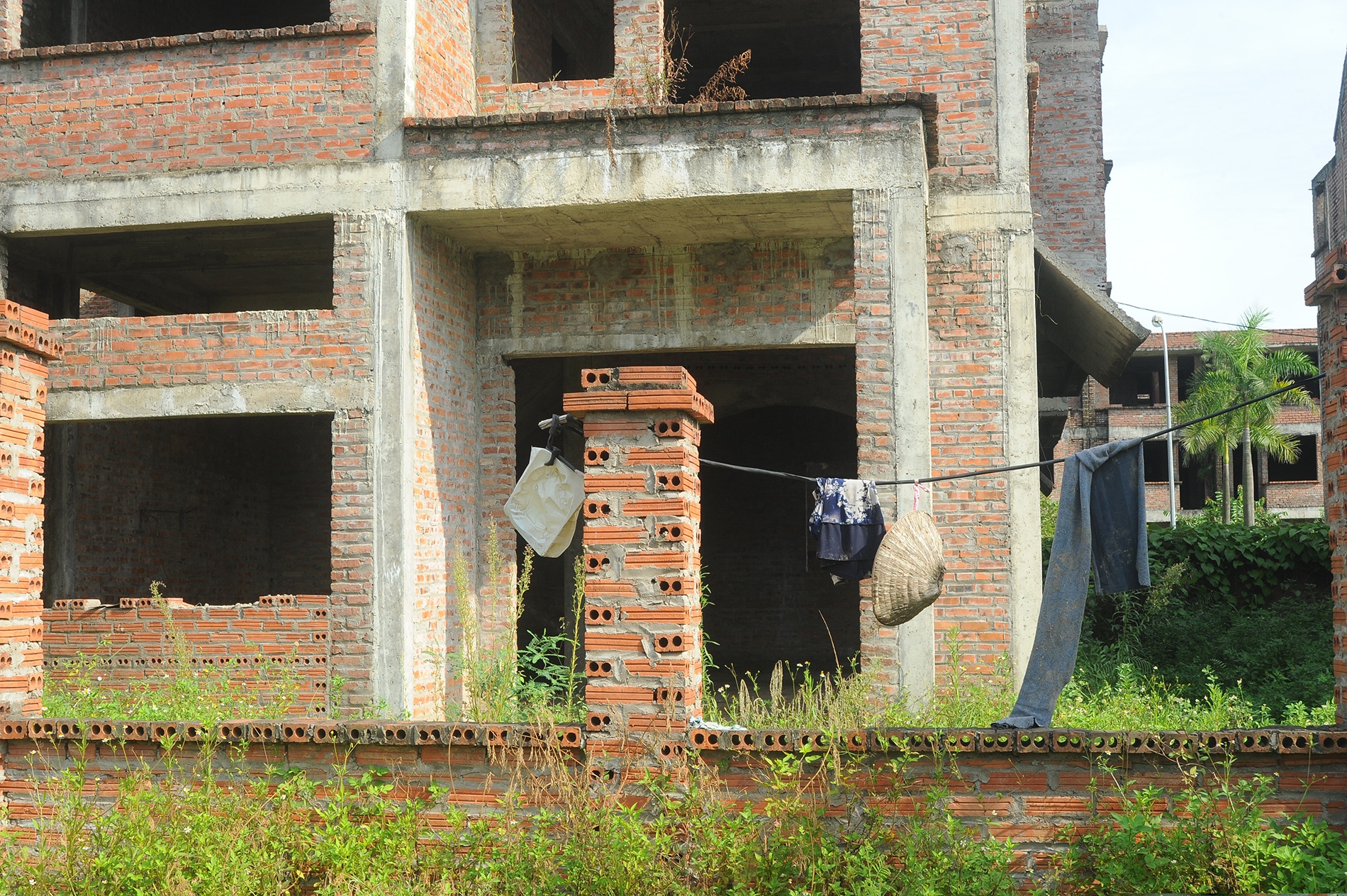 Lý giải về vấn đề này, chị Tâm, chuyên gia tư vấn BĐS ở Sơn Tây cho biết.Thời điểm hiện tại kinh tế suy thoái, thị trường bất động sản lâm vào tình trạng chung khá hiu hắt, không còn sôi động như trước năm 2010.