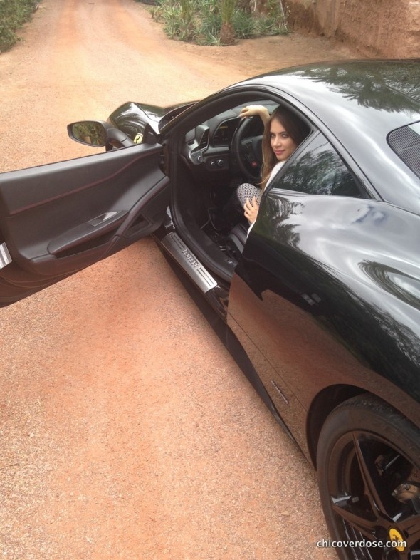 Trong bài đánh giá mới nhất, Xenia đã tự mình trải nghiệm siêu xe Ferrari 458 Italia màu đen. Siêu xe này được trang bị động cơ V8 4.5 lít, sản sinh công suất lên đến 652 mã lực và mômen xoắn cực đại 540 Nm.