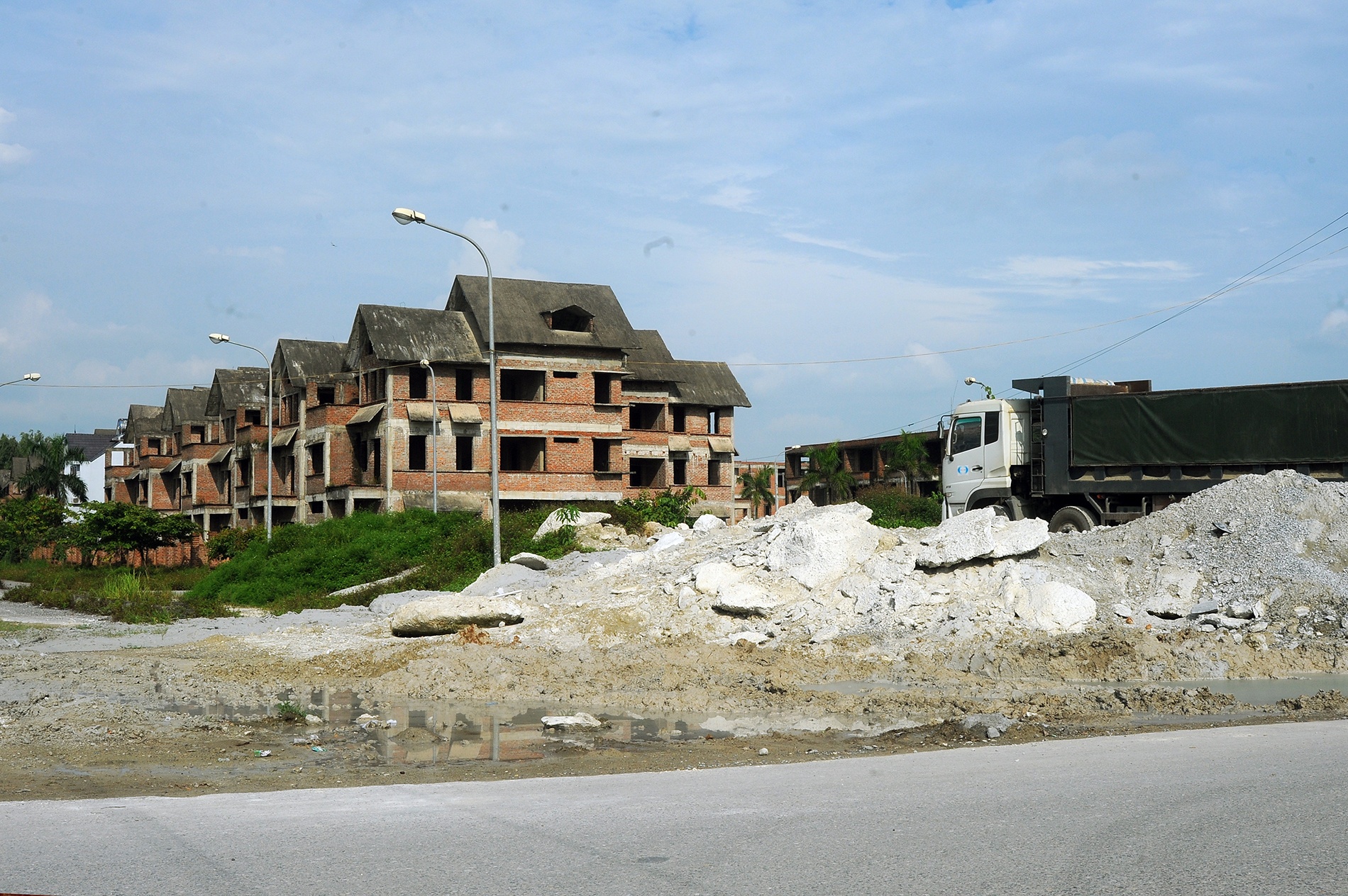 Bên cạnh đó giá của các căn hộ - biệt thư tại đây còn khá cao so với mặt bằng thu nhập nên những người dân khó tiếp cận.