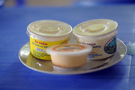 Hiện tại, ngoài sữa tươi dê, sữa tươi bò, nhà bà Thảo còn bán sữa chua dê, sữa chua bò, caramen, bánh sữa. Giá thành của từng sản phẩm rất bình dân, sữa tươi dê 40.000dd/lít, sữa tươi bò 35.000d/lít, Sữa chua dê 6.500d/hop, sữa chua bò và caramen 5.500d/hop, bánh sữa 40.000/hop. 