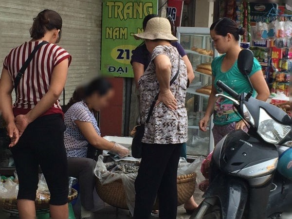 Ban xoi via he lai gap 3 luong nhan vien ngan hang hinh anh