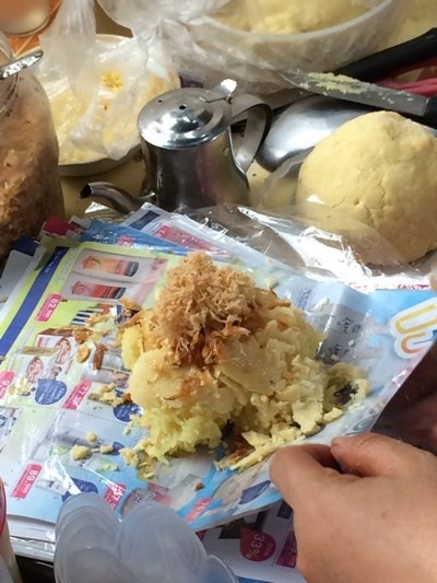 10.000 đồng một xuất xôi xéo, nhưng để níu thực khách chủ quán phải tự làm ruốc và tự phi hành khô để có hương vị riêng.