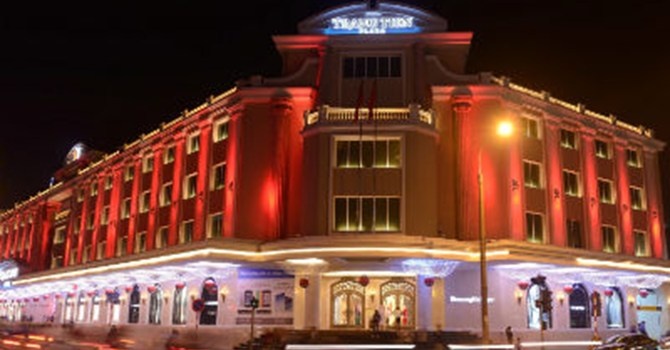 Khai truong 1 nam, Trang Tien Plaza lai dong cua 4 thang hinh anh