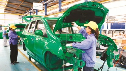 Lay con so 'tren troi' de xay dung chien luoc phat trien oto hinh anh