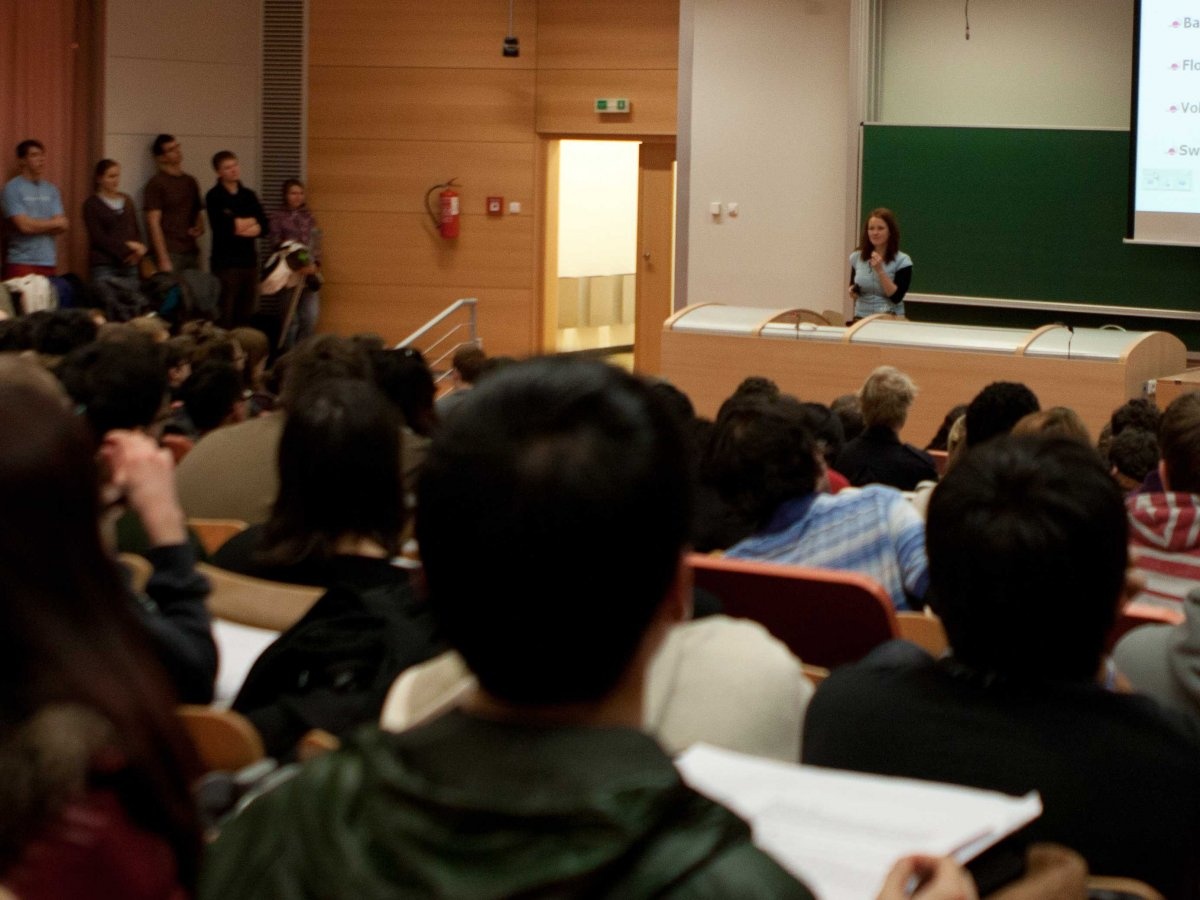 9. Giáo viên luật Sức chịu áp lực: 62.8 Mức lương trung bình hàng năm: <abbr class=