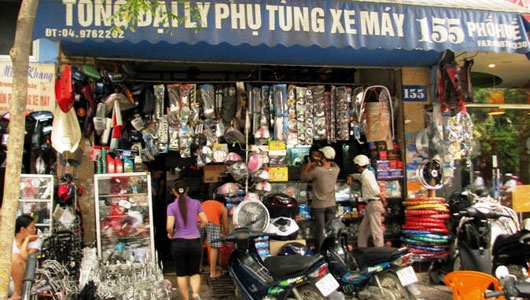 Phụ tùng xa máy không chính hãng bày bán tràn lan trên phố.