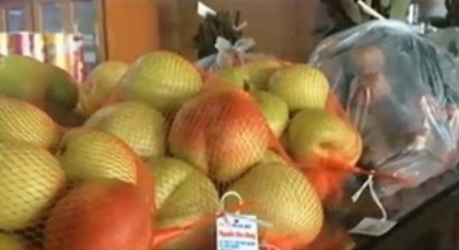 Hoa qua Trung Quoc doi lot hang Viet tai san bay Noi Bai hinh anh