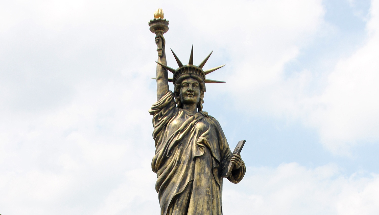 Tuong Nu than tu do 10.000 USD bay ban o canh dong Sai Gon hinh anh