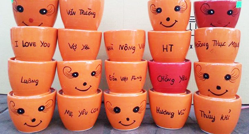 Gom su Bat Trang cung dua theo trao luu in ten cua Coca hinh anh