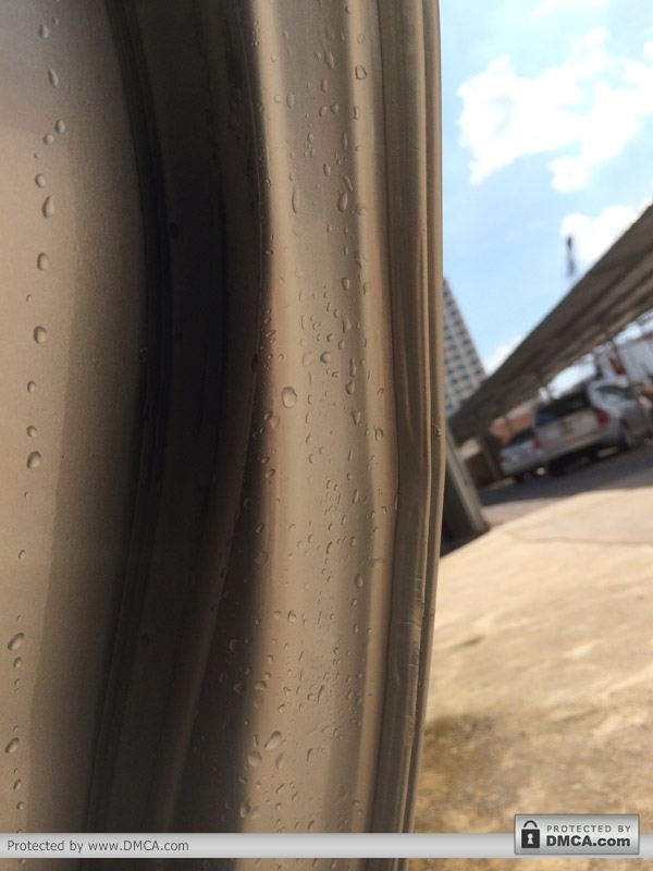 Đường keo chỉ trên cánh cửa không còn nguyên vẹn, chứng tỏ xe đã bị va chạm.