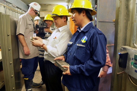 Những thỏi vàng nặng 5 kg được giới thiệu như chiến lợi phẩm thu được sau khi xay quặng đá từ hầm sâu đưa lên để sản xuất ra những thỏi vàng này.