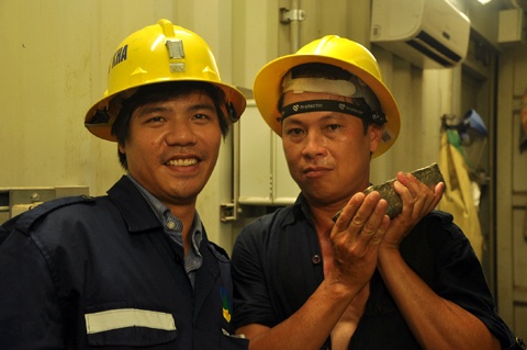 Trên tay PV.VietNamNet là một thỏi vàng nặng chừng 10 kg.