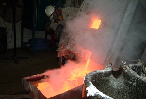 Đưa vàng vào khuôn đúc.