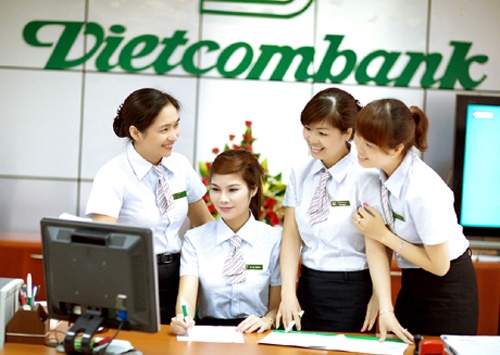 Nhân viên ngân hàng Năm 2011, thời điểm Vietcombank công bố mức thu nhập tối thiều bình quân của nhân viên là 21,1 triệu đồng/tháng thì ngành ngân hàng được xem là ngành ‘nhất thời bấy giờ. Do khó khăn của nền kinh tế, yêu cầu tái cấu trúc ngân hàng, hiện nay  thu nhập bình quân tối thiểu của hầu hết ngân hàng được đã giảm xuống đáng kể. Báo cáo tài chính quý I/2014 của 14 ngân hàng đã công bố cho thấy, thu nhập bình quân tháng của các nhân viên phần lớn  chỉ còn 10 triệu đồng. Cùng với sự cạnh tranh quyết liệt trong giới ngân hàng, thì để đạt được mức thu nhập kể trên các nhân viên ngân hàng chịu không ít áp lực về định mức doanh thu. Do vậy, để có được thu nhập cao như mức trên 21 triệu đồng của vài năm trước đây cũng không phải là điều dễ dàng với mỗi nhân viên ngân hàng tại thời điểm này.