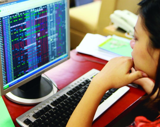 Nhân viên công ty chứng khoán Hình ảnh vác bao tải tiền từ sàn chứng khoán về nhà đã rất phổ biến từ những năm 2005-2007 khi thị trường chứng khoán phát triển đến mức cực thịnh. Người người đổ xô chơi chứng khoán, nhà nhà cùng chơi chứng khoán. Thời điểm đó, được làm nhân viên công ty chứng khoán là quyết tâm của nhiều bạn trẻ mới ra trường, khi thu nhập lên đến hàng chục triệu mỗi tháng, chưa kể việc chơi chứng khoán cũng giúp họ mua được nhà, xe cộ.  Từ  năm 2008 -2009 kinh tế thế giới suy thoái, ảnh hưởng không nhỏ đến tình hình vĩ mô kinh tế trong nước. Đặc biệt thời điểm 24/2/2009 Vn-Index tuột dốc xuống 235,5 điểm. Giao dịch rơi cảnh chợ chiều, không ai thiết tha mua bán, số phiên có khối lượng giao dịch vượt 30 triệu chứng khoán chỉ đếm trên đầu ngón tay. Thị trường chứng khoán rơi vào tình cảnh ảm đảm, các công ty chứng khoán lỗ liên tục khiến nhiều nhân viên thất nghiệp hoặc phải chuyển sang các nghành nghề khác.