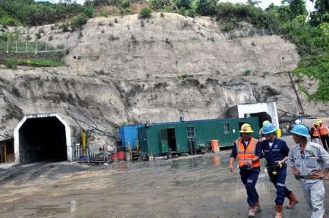 Hầm lo xuyên sâu vào núi tại mỏ vàng Đắk Sa dài hơn 4 km.