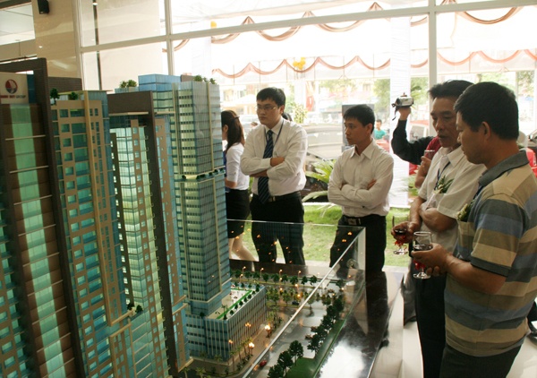  “Cò” bất động sản Một nghề ăn theo của sự tăng trưởng nóng thị trường bất động sản Việt Nam. Năm 2009-2010 có thể xem là thời gian vàng son của nghề “cò” bất động sản. Với mỗi mảnh đất, căn nhà được giao dịch mua bán thành công, mỗi  “cò” cũng kiếm được vài chục triệu cho đến cả trăm triệu tùy vào giá trị bất động sản. Tuy nhiên, thời điểm này,sau 3 năm thị trường bất động đóng băng, nghề “cò” cũng rơi vào tình cảnh khó khăn thê thảm.