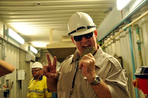 Ông này cắn mạnh vào thỏi vàng như để chứng minh với PV về chất lượng vàng, rằng đây là vàng thật được sản xuất tại nhà máy vàng Đắk Sa, không phải vàng giả.