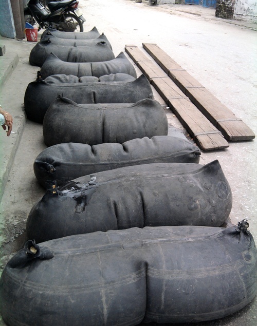 Hàng trăm lít rượu được chứa trong các săm ôtô.