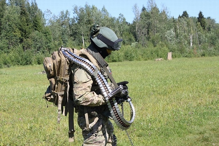 Một binh lính Nga với băng đạn khủng.