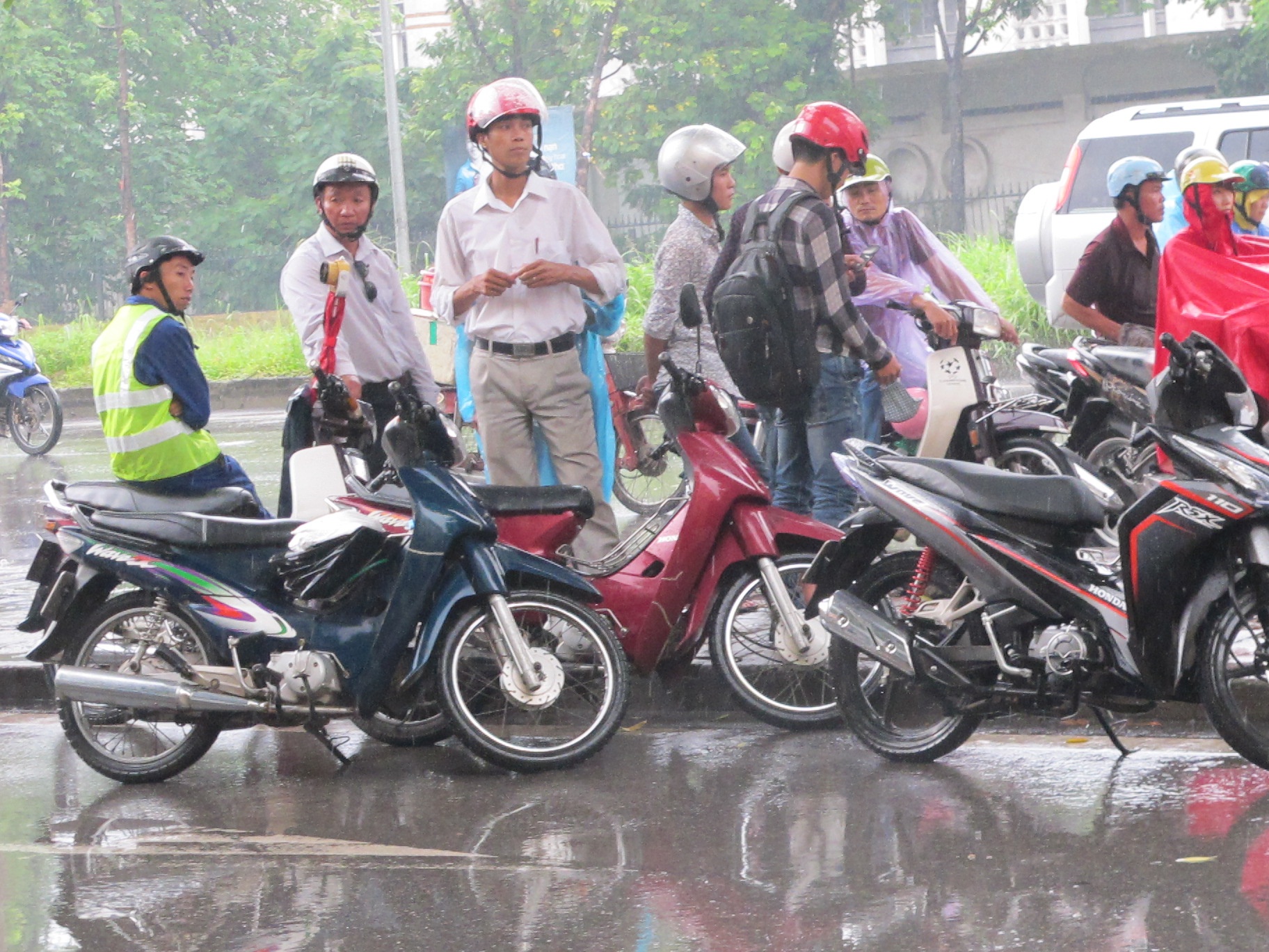 Dich vu lau bu-gi 'chat chem' o Ha Noi kiem dam ngay mua hinh anh