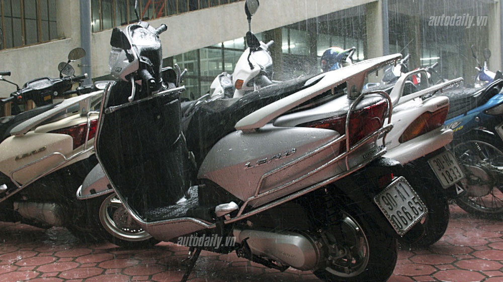 De xe tay ga dam mua, can than chet dong co hinh anh