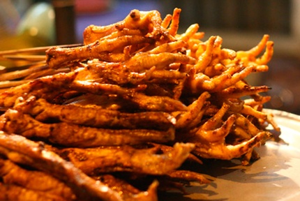 Chân gà không mang lại giá trị dinh dưỡng nhiều mà còn tiềm ẩn nhiều mối nguy hiểm cho sức khỏe.