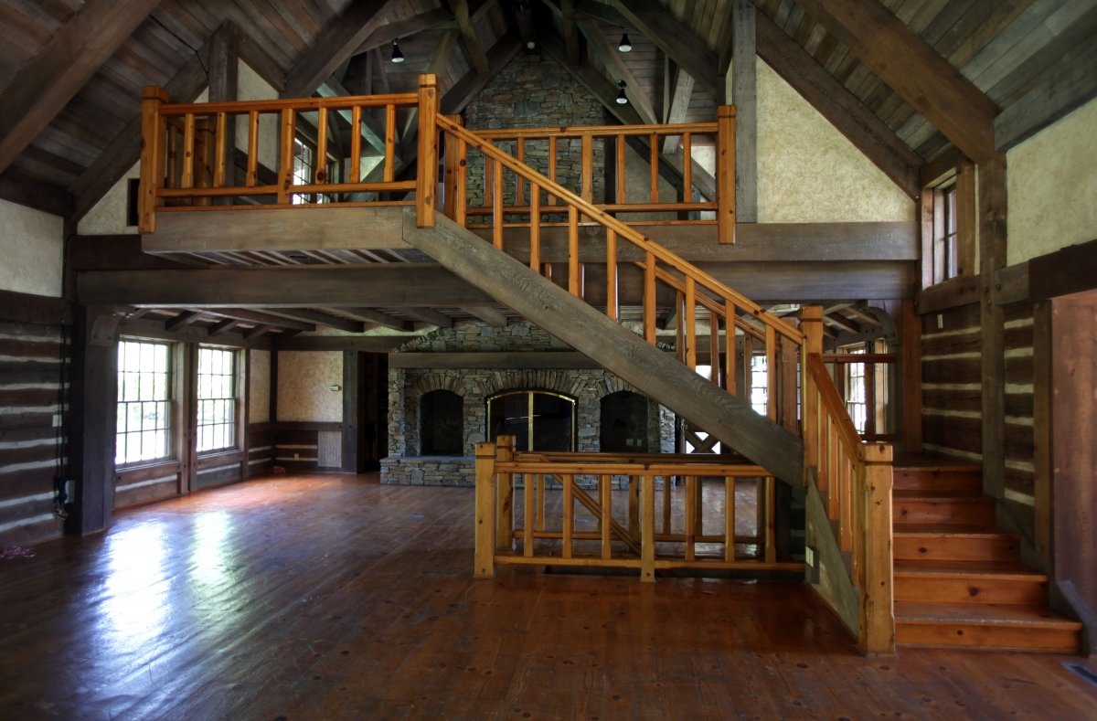 Ngôi biệt thự có rất nhiều tầng và cũng có rất nhiều trò giải trí từng diễn ra ở đây khi Jackson còn sống. 