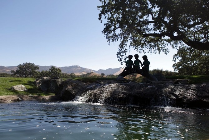 Có rất nhiều bức tượng bằng đồng trẻ em được đặt trong khuôn viên của trang trại. 