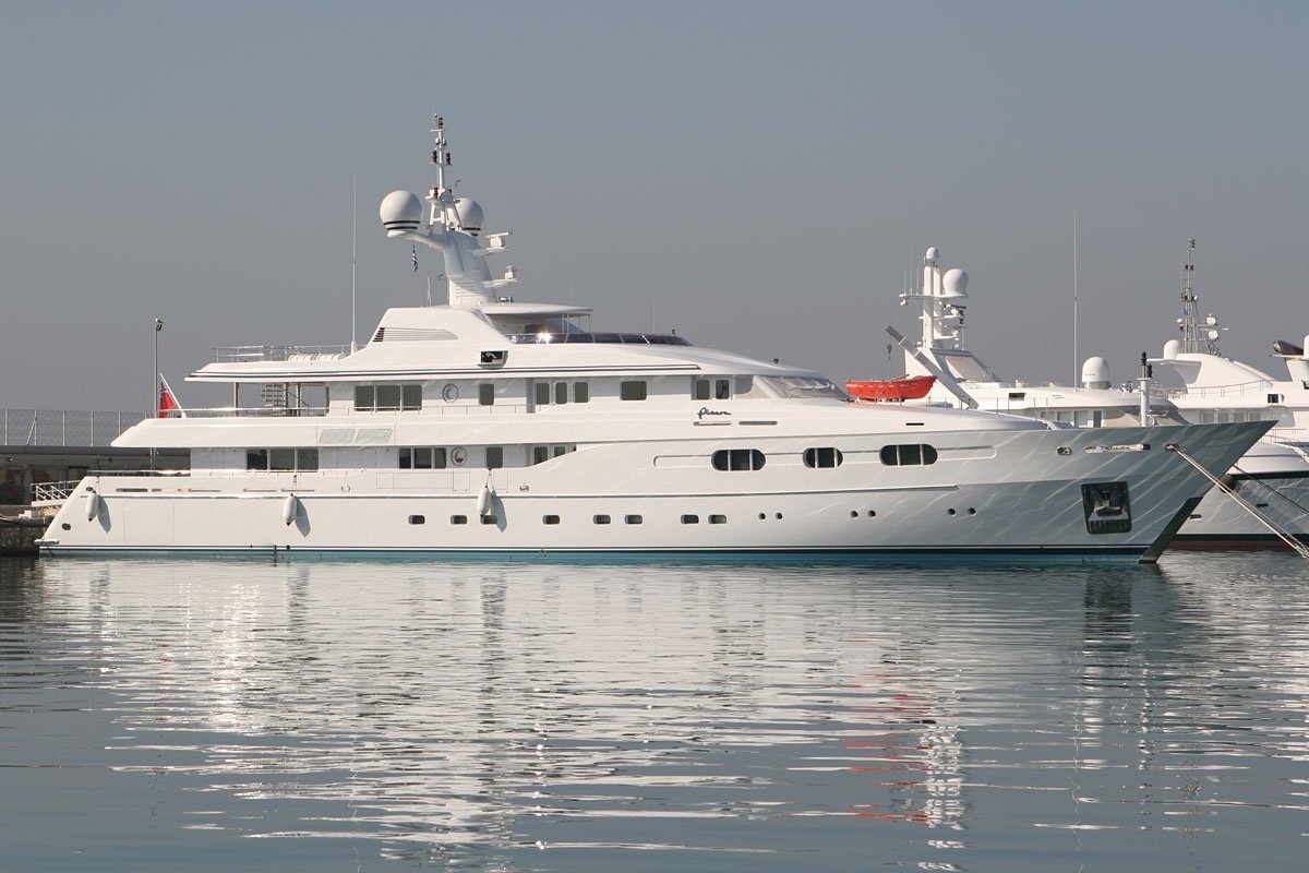 Họ cũng thích chơi trên du thuyền rộng 198-phút Anh của cha, The Petara.