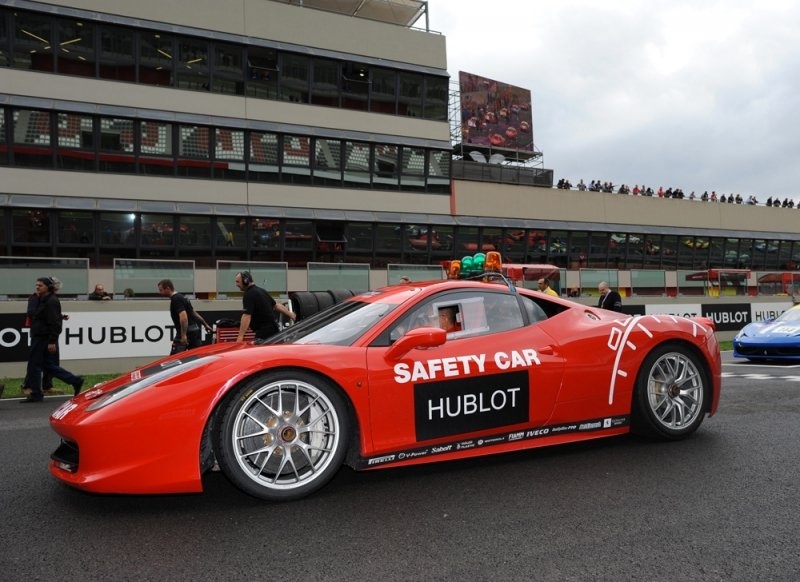 Ngày 24/11/2010, Ecclestone bị bốn tên đã cướp của ông món trang sức trị giá hơn <abbr class=