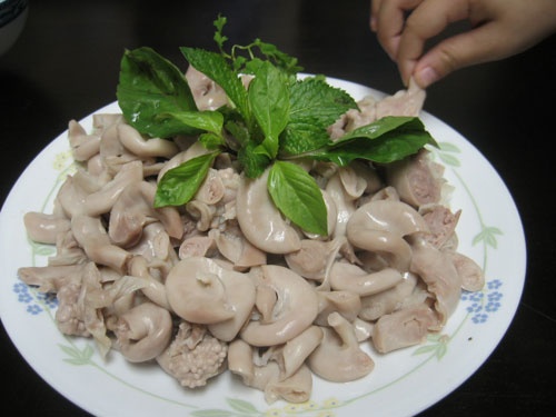 Sieu thi Nhat treo bang gia ban long lon bang tieng Viet hinh anh