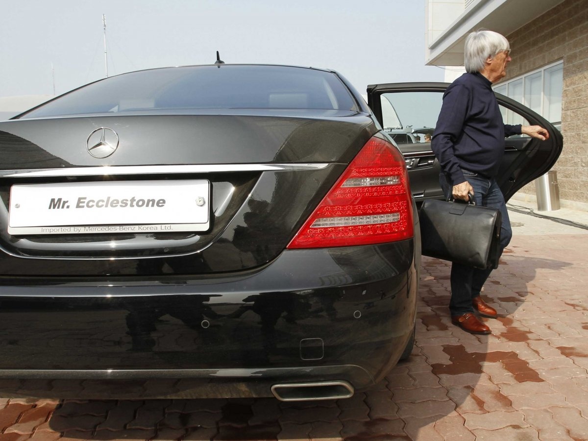 Nhưng trong tất cả các báo cáo, là một tỷ phú, ông có một lối sống không quá sôi nổi. Ecclestone đã bán bộ sưu tập xe hơi lạ thường của mình năm 2007 cũng như ngôi nhà rộng lớn tại London của mình với giá <abbr class=