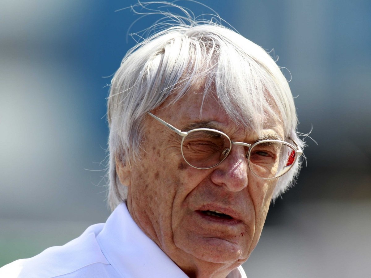 Có tin rằng hiện nay ông sống trong một căn phòng áp mái trong văn phòng của ông, và thu thập những tác phẩm điêu khắc nhỏ của Nhật Bản như là một công việc bán thời gian. Thật kỳ lạ!