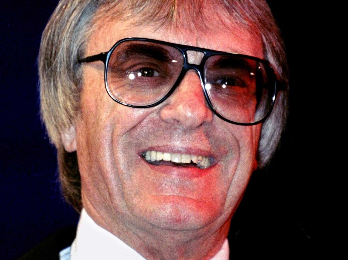Bernard “Bernie” Charles Ecclestone là con trai một ngư dân, sinh năm 1930 trong một thôn nhỏ ở Suffolk, Anh. Khi còn bé, mỗi ngày trước khi đi học ông đều hoàn thành hai tuyến đường giấy, dành tiền vào những chiếc bánh bao nhân nho và bán có lãi cho bạn cùng lớp.
