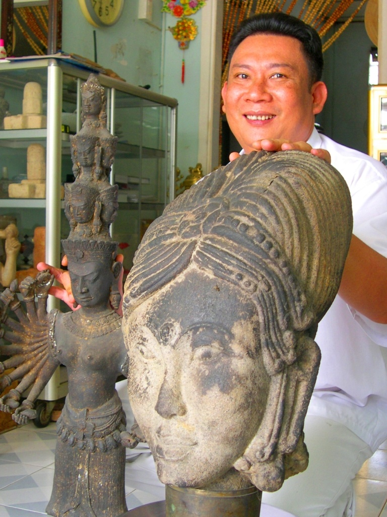 Anh Tạ Măn bên tượng Thủy Thần Inđu (Ấn Độ) thường thờ cúng trước khi đi biển.