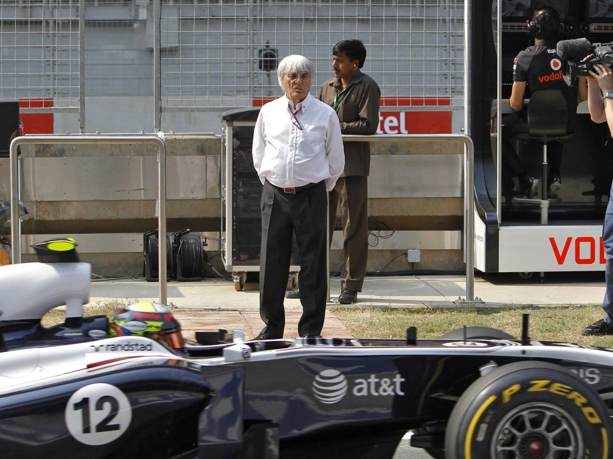 Sau một cuộc đua bình thường khi trở thành tay đua ô tô công thức một, Ecclestone đã quản lý các tay đua và sau đó mua một đội năm 1972. Ông bắt đầu môi giới các hợp đồng và các thương vụ truyền hình cho các đội đua công thức một khác, đến năm 1997 ông đã biến F1 trở thành tập đoàn nhượng quyền sinh lợi toàn cầu một cách thành công.