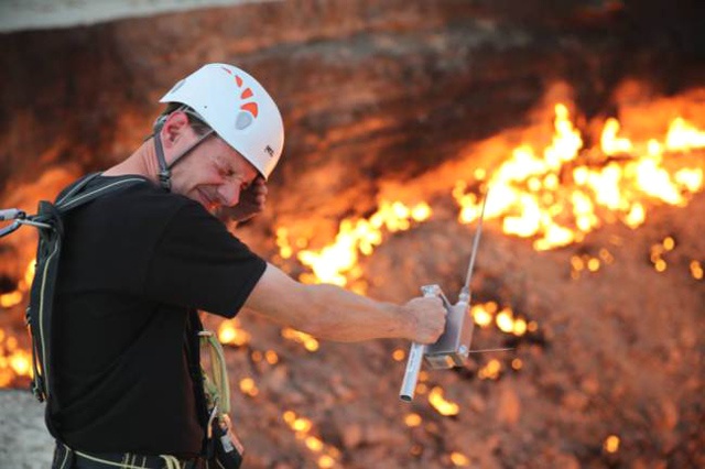 Để có thể tham quan rõ miệng hố, Kourounis đã phải mặc áo bộ chống nhiệt chuyên dụng và rất nhiều thiết bị để hỗ trợ.   