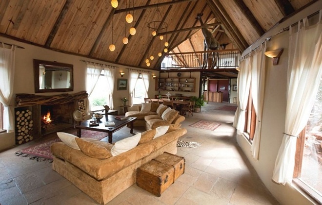 Nhà vườn Cottar’s là dạng cao cấp hơn lều, dành cho 8 người và ở gần khu bảo tồn quốc gia Maasai Mara Tại đây, du khách có bảo vệ và dịch vụ massage riêng.