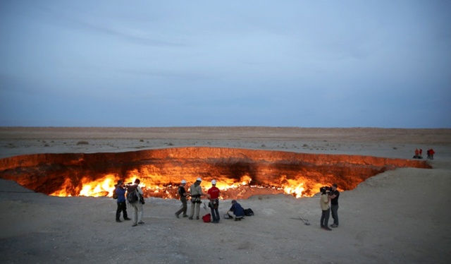 Thực tế đây là các ngọn lửa hình thành bởi khí ga bốc lên từ dưới lòng đất.  Do có nhiệt độ khá cao, nhiều khách tham quan không thể tới gần được. Nhiều người phải chọn giải pháp ngắm từ xa!   