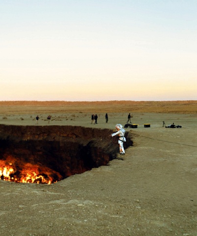 Năm 2010, Tổng thống Turkmenistan Gurbanguly Berdymuhamedov quyết định lấp đất vào miệng hố để nó ngừng cháy.     Tuy nhiên 4 năm sau, giới chức Turkmenistan đã quyết định mở cửa cho du khách tới tham quan miệng hố này.   