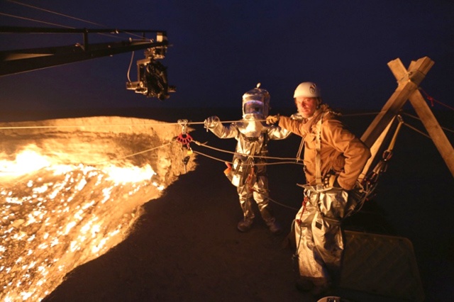 Những người ham mê khám phá phải nhờ hướng dẫn viên dẫn tới miệng hố. 