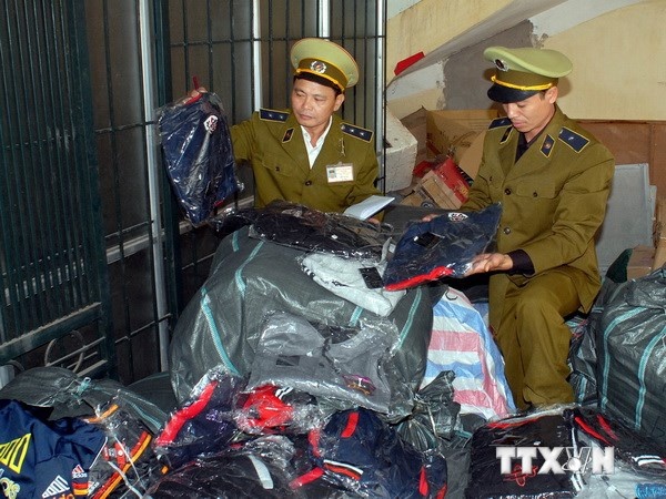 Tam giu hon 1.000 san pham may mac gia nhan hieu Hanosimex hinh anh