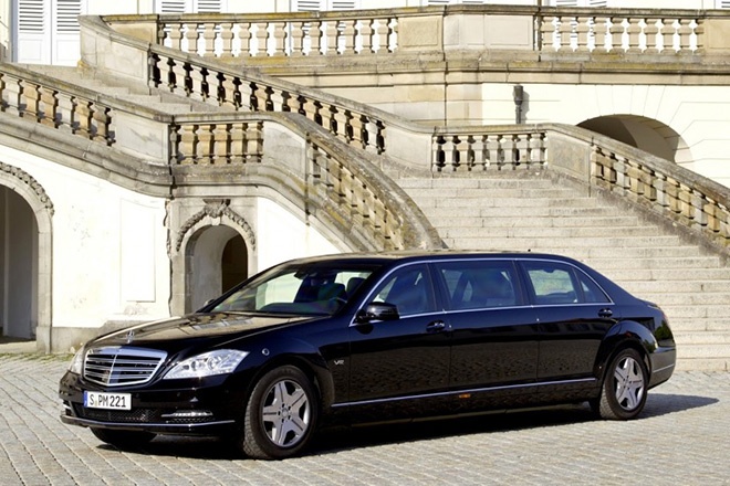  9. Mercedes-Benz S-600 Pullman với giá <abbr class=