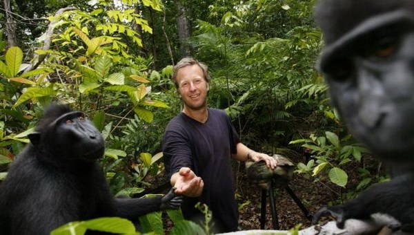 Nhiếp ảnh gia David Slater trong chuyến đi tới Indonesia năm 2011.