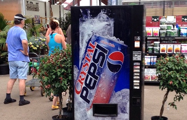 4. Pepsi A.M và Crystal – 1989, 1992 Năm 1989, Pepsi đã cố gắng hướng tới mục tiêu “người nghiện uống cola bữa sáng” với Pepsi A.M và nó chỉ kéo dài một năm. Năm 1992, Pepsi cố gắng lại, lần này là “Crystal Pepsi” vẫn không nhận được ủng hộ và lụi tàn năm 1993.