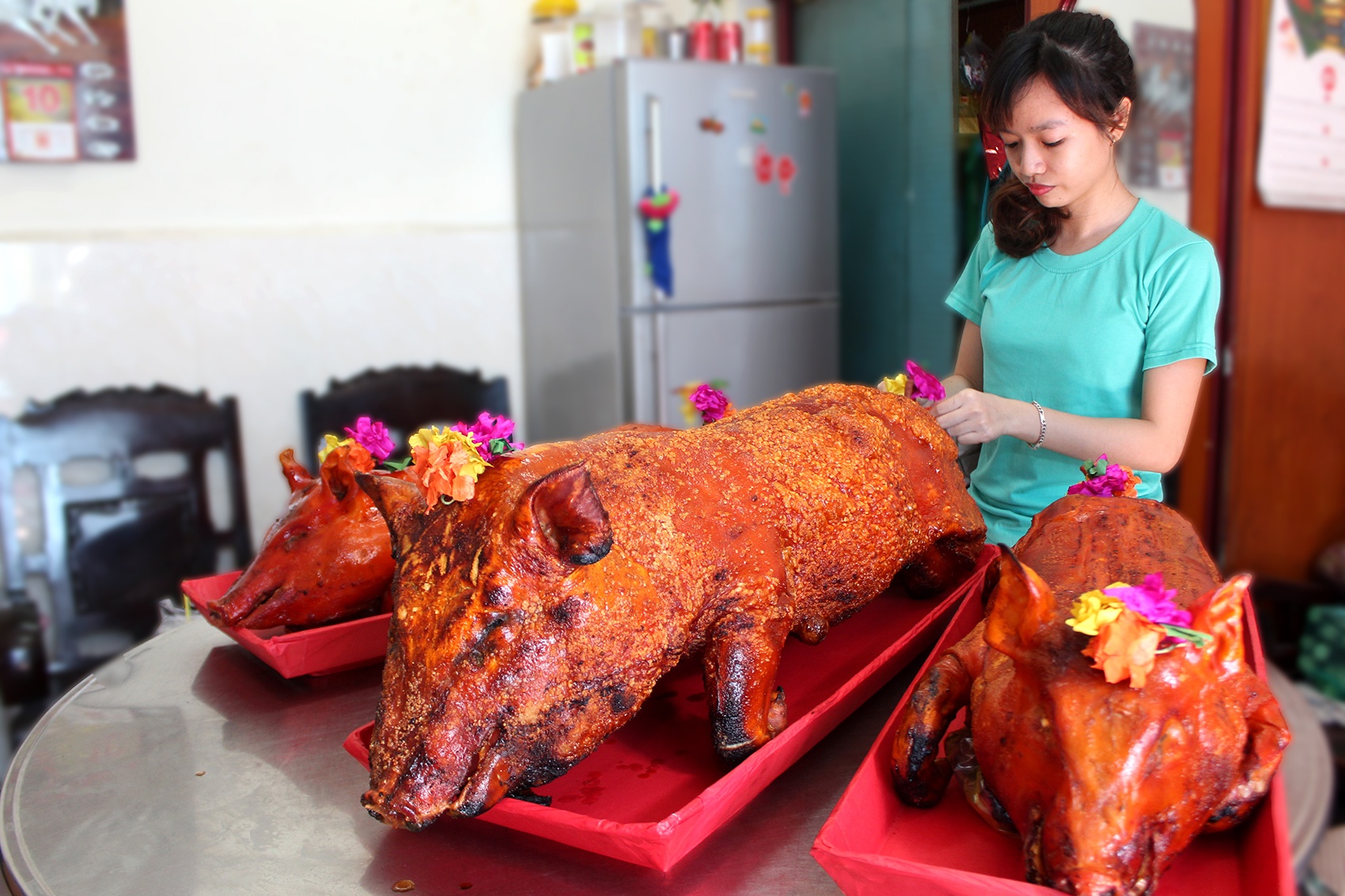 Heo quay cung co hon dat hang o Sai Gon hinh anh