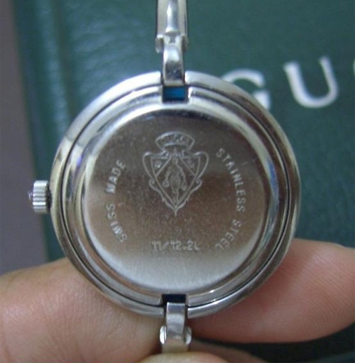 Hãy lật mặt sau của đồng hồ để kiểm tra xuất xứ.